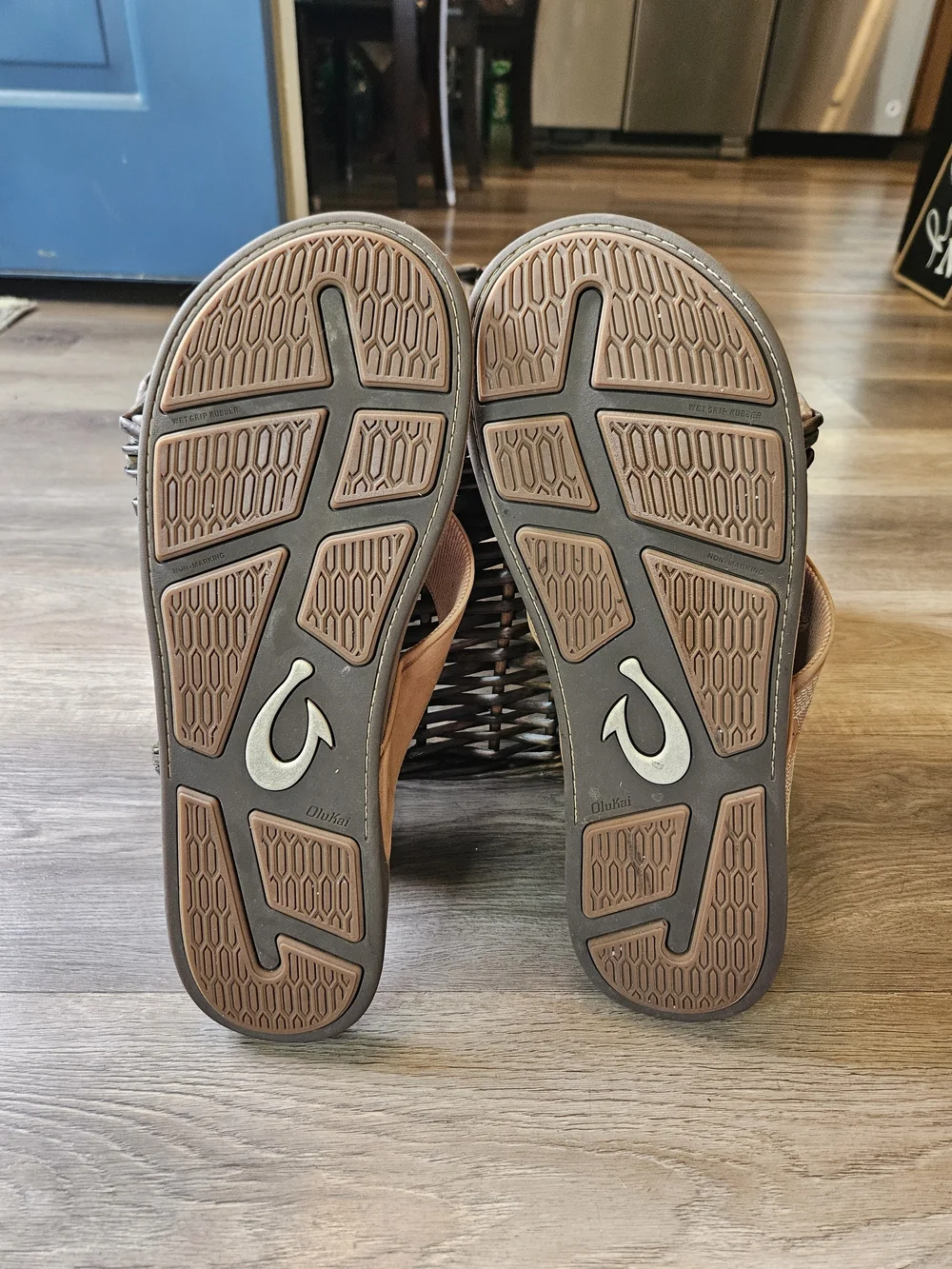 OluKai Tuahine Men's Waterproof Leather Sandals Flip Flops Tan Size 15